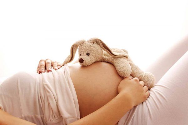 懷孕媽媽躺著摸肚子　孕婦吃燕窩 產後燕窩養身 坐月子